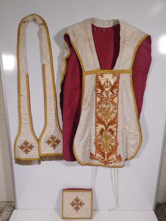 Chasuble en damas de soie crème brodée à l'or de 