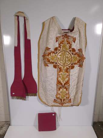 Chasuble en damas de soie crème brodée à l'or de 