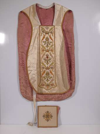 Chasuble en soie crème brodée à l'or de fleurs et 