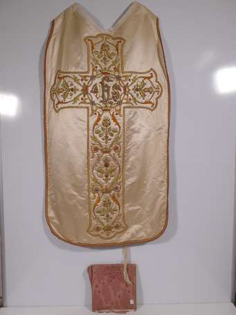 Chasuble en soie crème brodée à l'or de fleurs et 