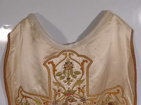 Chasuble en soie crème brodée à l'or de fleurs et 