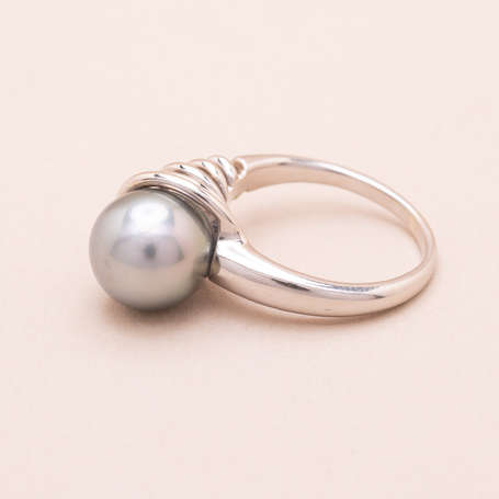 Bague moderniste en or gris 18K (750°/00) sertie 