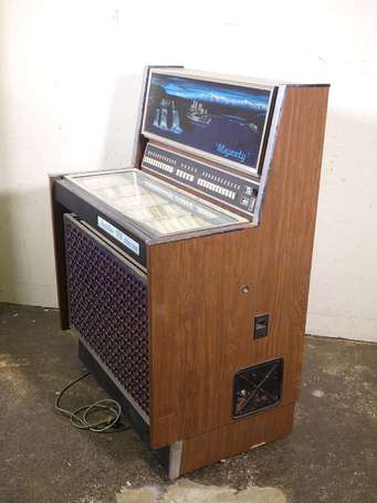 Juke-box Majesty Jupiter 120 Stereo. H. 127 cm, L.