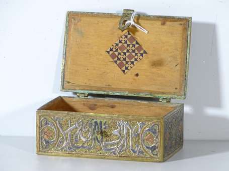 Boite porte-Coran en laiton à décor de caractères.