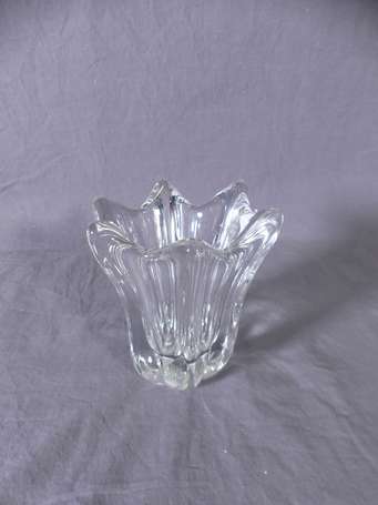 DAUM France - Vase en cristal moulé, le col étoilé
