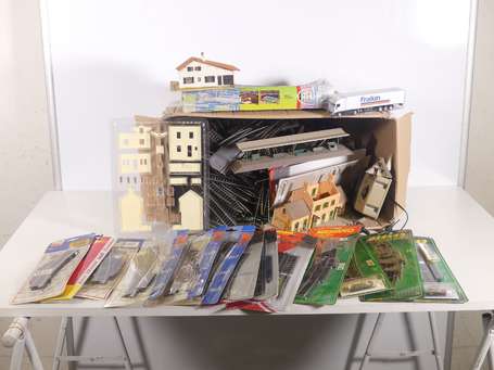 Lot de rails, ponts maquettes divers 