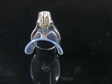 Bague solitaire en or gris 18K (750°/00) sertie 