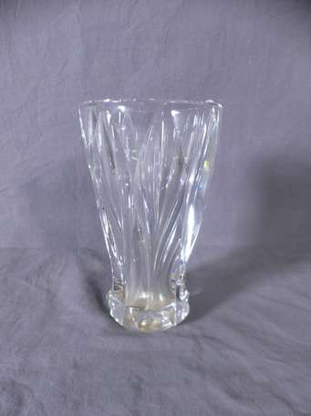 SAINT-LOUIS - Vase en cristal taillé de lancettes.