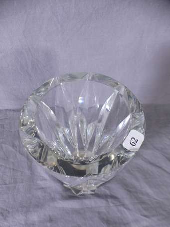 SAINT-LOUIS - Vase en cristal taillé de lancettes.