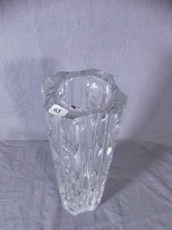 SAINT-LOUIS - Vase en cristal taillé d'oves. H. 