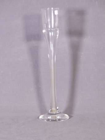 DAUM France - Vase flûte en cristal moulé. H. 33,5
