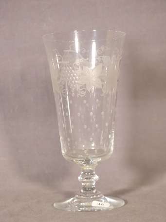 BACCARAT - Vase sur piédouche en cristal gravé de 