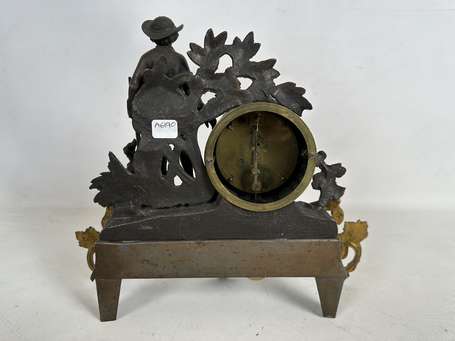 Pendule en régule à décor d'un jeune chausseur.