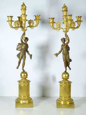 Paire de chandeliers à cinq lumières en bronze 