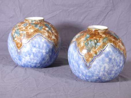 MT LIMOGES - Paire de vases boules en porcelaine à