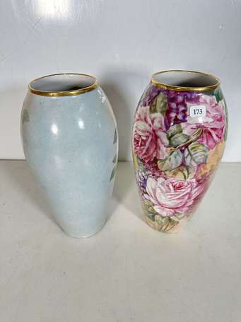 L. BARNY, Limoges - Paire de vases en porcelaine à