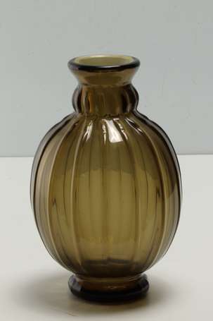 DAUM - Vase en verre fumé de forme ovoïde à col 
