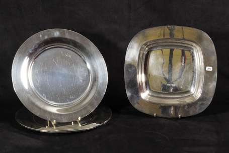 MEURGEY - Lot de quatre assiettes et un plat de 