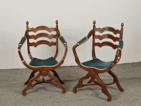 Paire de fauteuils curules en bois verni, le 
