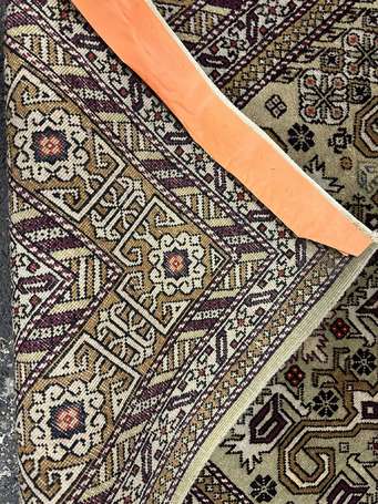Tapis en laine Derbent, le champ beige à décor de 