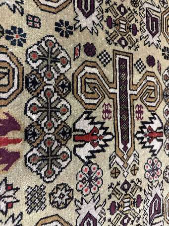 Tapis en laine Derbent, le champ beige à décor de 