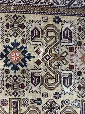 Tapis en laine Derbent, le champ beige à décor de 