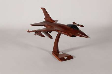 Maquette d'avion de chasse en bois verni façon 