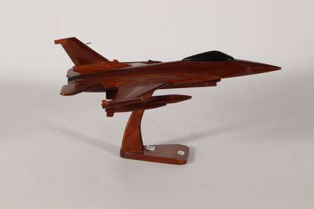 Maquette d'avion de chasse en bois verni façon 