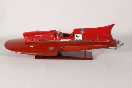 FERRARI - Maquette de l'hydroplane Arno XI en 