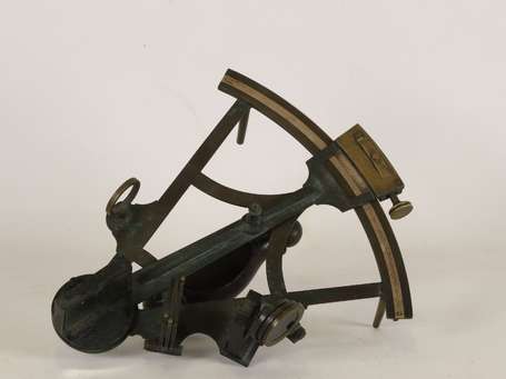 Sextant en laiton, poignée d'ébène, fabriquant L. 