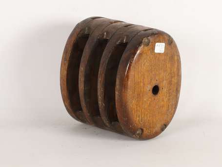 Belem - Poulie en bois à trois réas. H. 18,5 cm, L