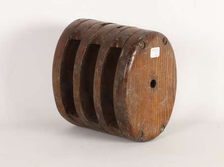 Belem - Poulie en bois à trois réas. H. 18,5 cm, L