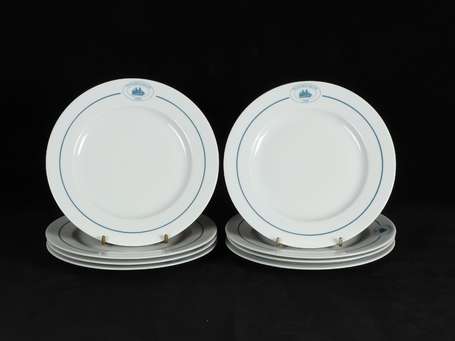 Lot de huit assiettes plates en porcelaine siglées