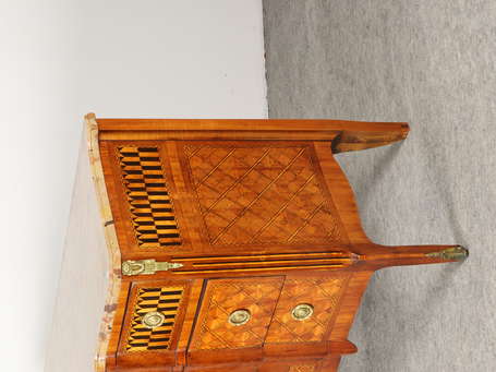 Commode en bois de placage, la façade à ressaut à 