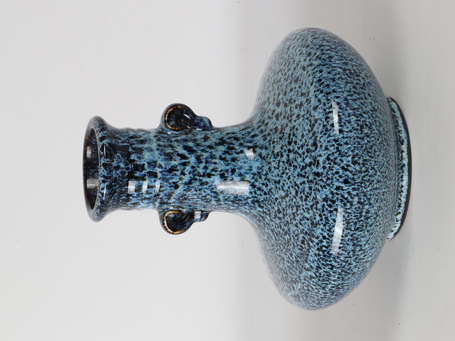 CHINE - Vase balustre en grès à couverte bleutée. 