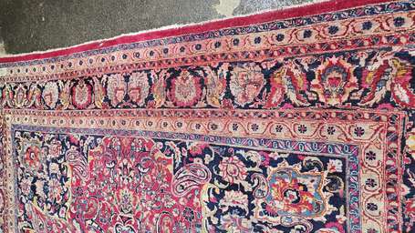 Tapis Bakhtiar à décor floral sur fond rouge. 336 