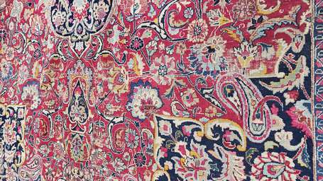 Tapis Bakhtiar à décor floral sur fond rouge. 336 