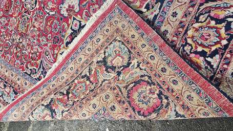 Tapis Bakhtiar à décor floral sur fond rouge. 336 