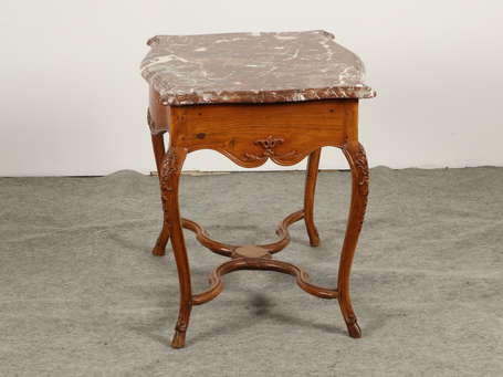Table de milieu en noyer, la ceinture chantournée 