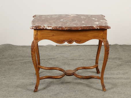 Table de milieu en noyer, la ceinture chantournée 