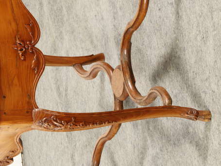 Table de milieu en noyer, la ceinture chantournée 