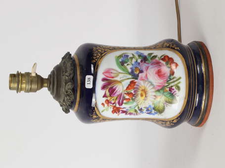 BAYEUX - Lampe, le fût en porcelaine à décor 