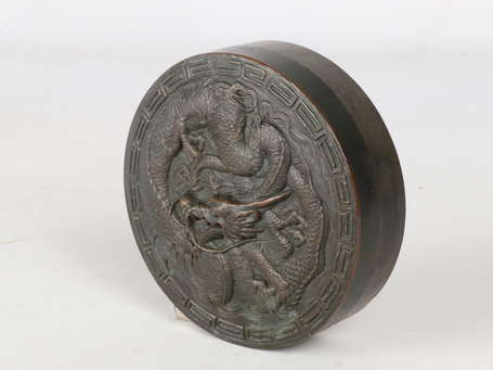 CHINE - Bonbonnière circulaire en bronze patiné et