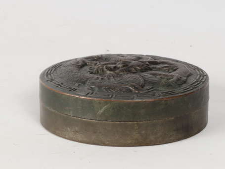 CHINE - Bonbonnière circulaire en bronze patiné et