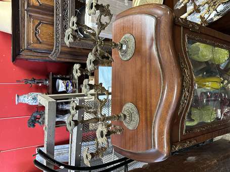 Vitrine en bois de placage et bronze doré de style