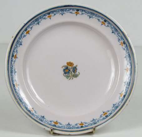 Assiette En faïence polychrome, décor de solanées 