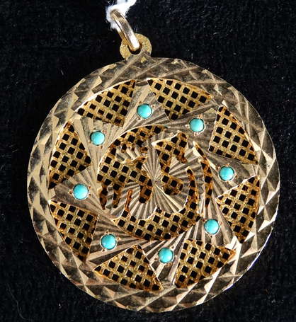 Pendentif en or jaune ajouré, calligraphie 