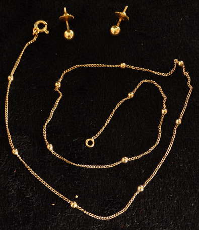 Chaîne à maille fine ornée de boules et paire de 