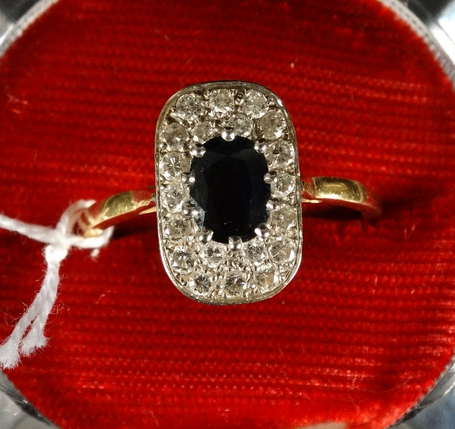 Bague rectangulaire sertie d'un saphir de taillé 