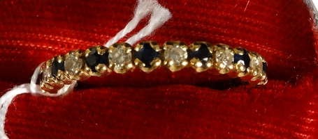 Alliance en or jaune serti de saphirs et brillants